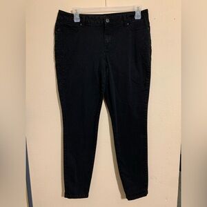 Maurices women’s embroidered skinny black jeans sz XL-Reg
